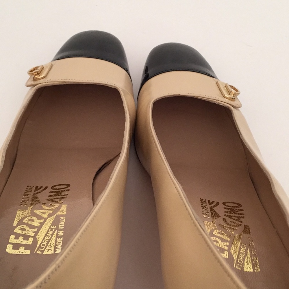 Salvatore Ferragamo Black Patent Cap-Toe Tan Leather Pumps - Gold Gancini - Picture 14 of 14